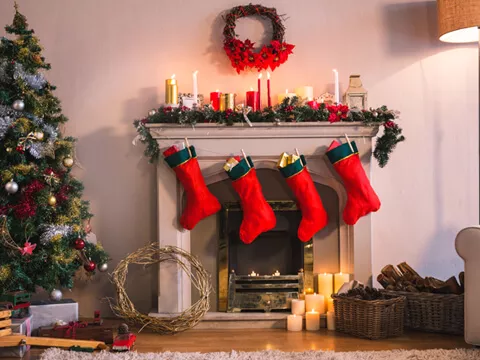 A Christmas-inspired fireplace